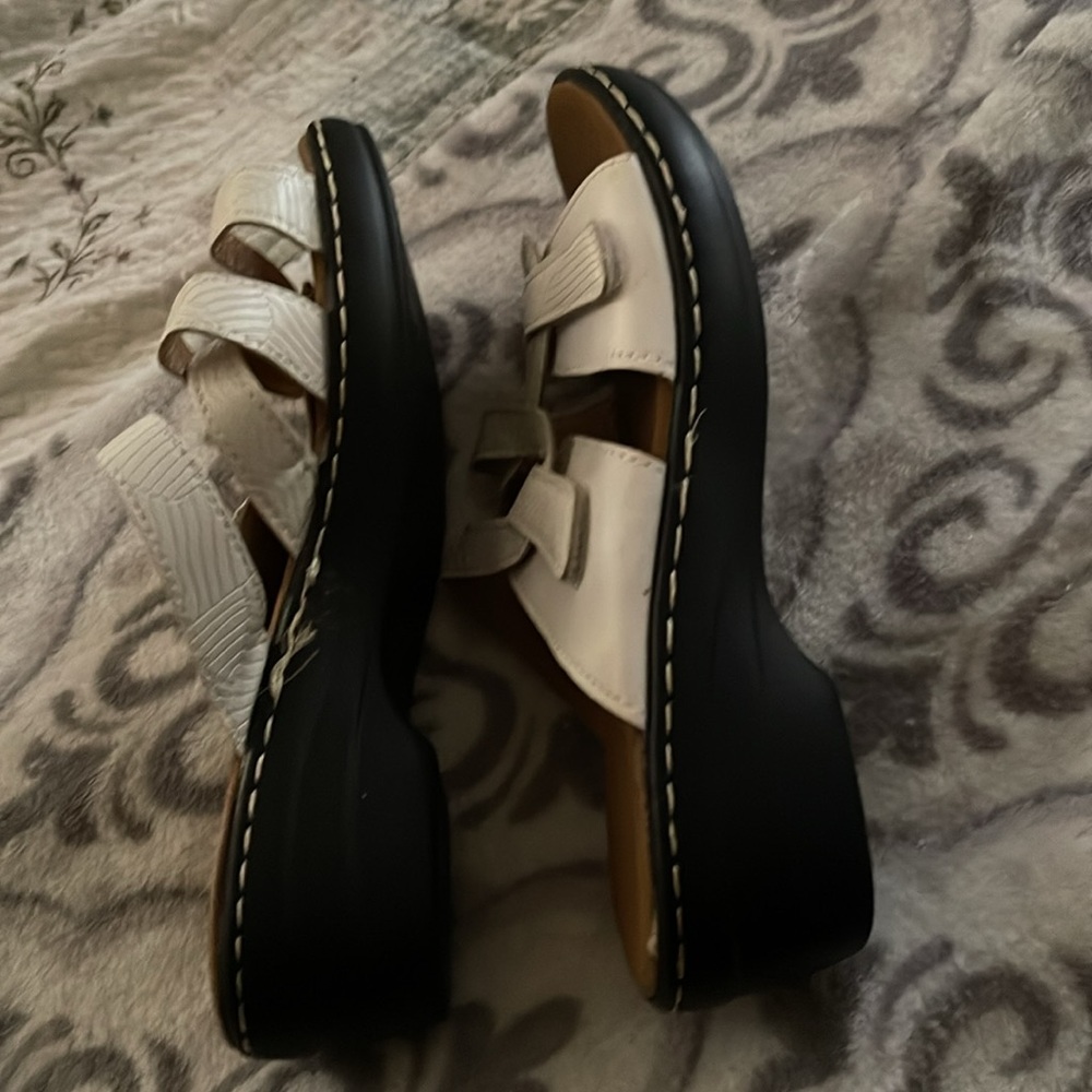 Sandles - Picture 2 of 3